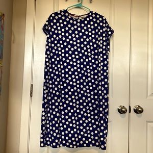 T-shirt dress. Stitched cuffs.
100% cotton. Relaxed fit. Hits above knee.